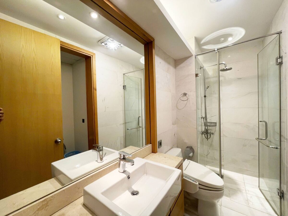 Luxurious serviced apartment on To Ngoc Van Street for rent (12)