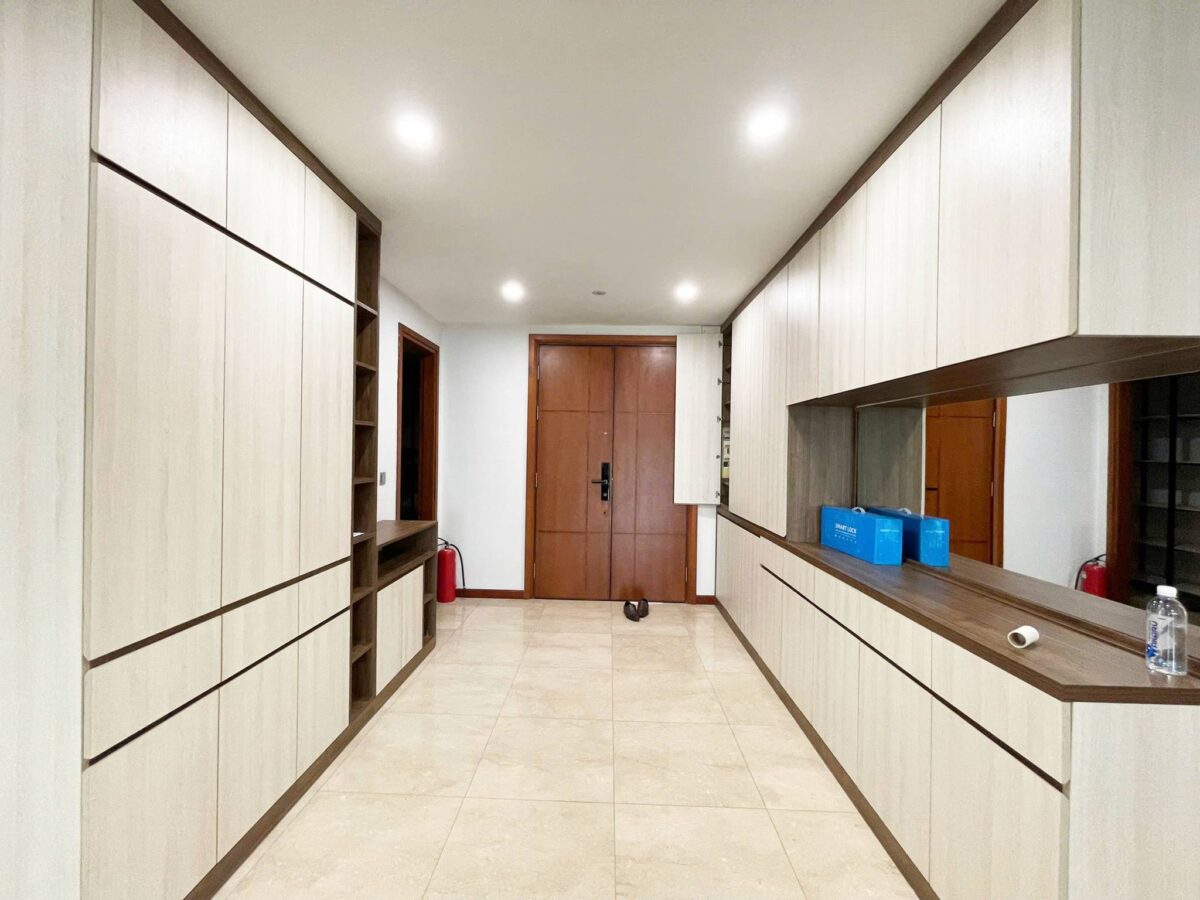 Gorgeous 4-bedroom 267-SQM apartment at L1 Ciputra for rent (11)