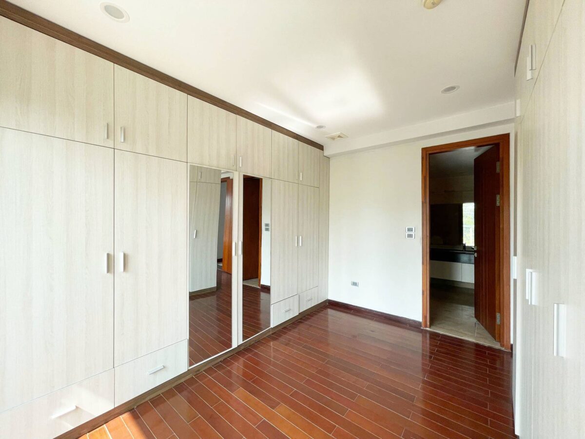 Gorgeous 4-bedroom 267-SQM apartment at L1 Ciputra for rent (30)