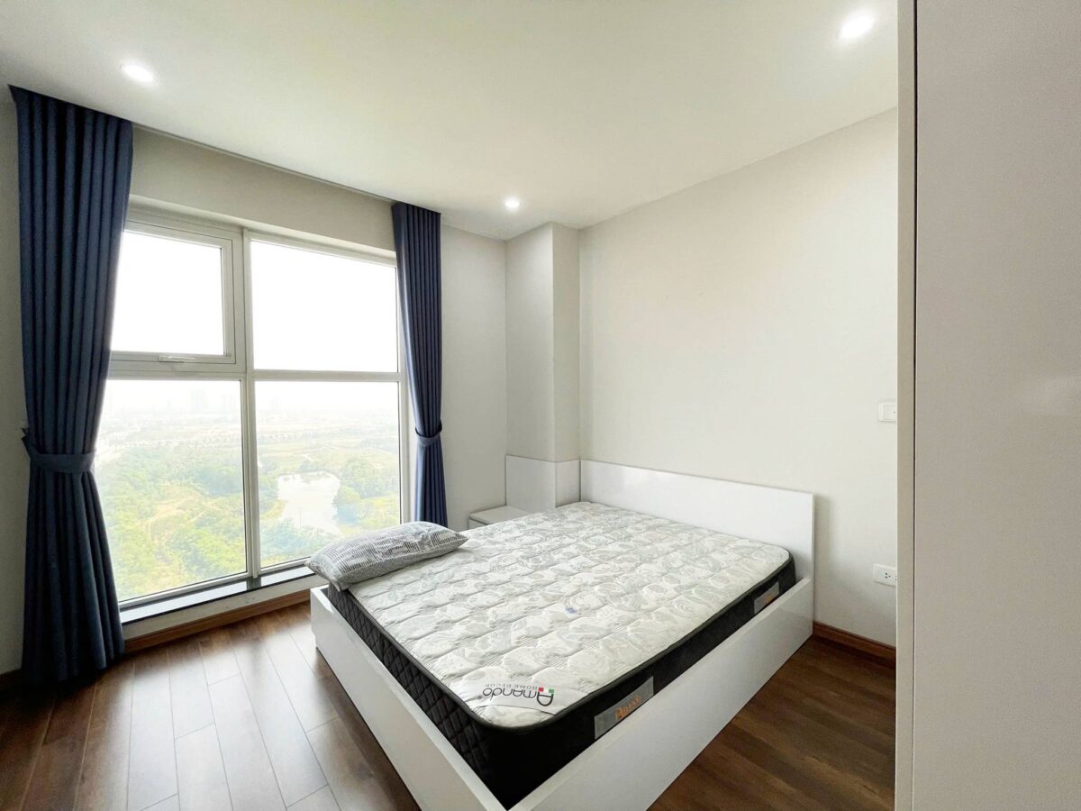 Modern 3-bedroom 154-SQM apartment at L4 Ciputra for rent (9)