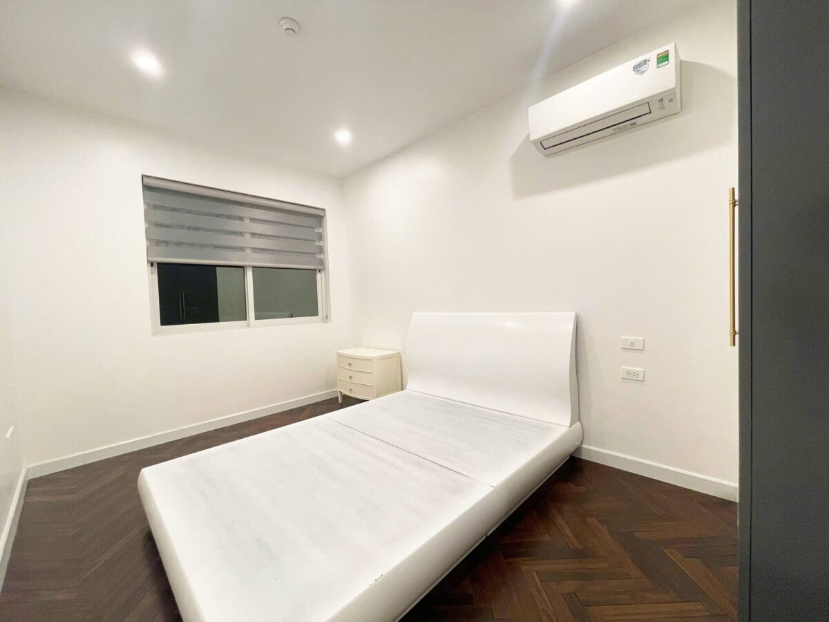 Modern 3-bedroom apartment at E5 Ciputra for rent (20)