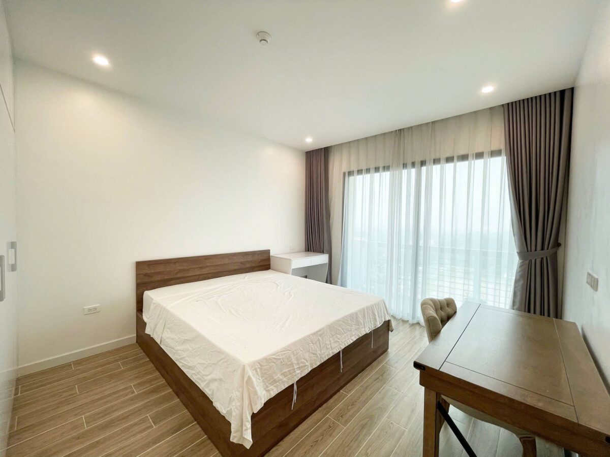 Modern 3-bedroom apartment for rent at E4 Ciputra (12)