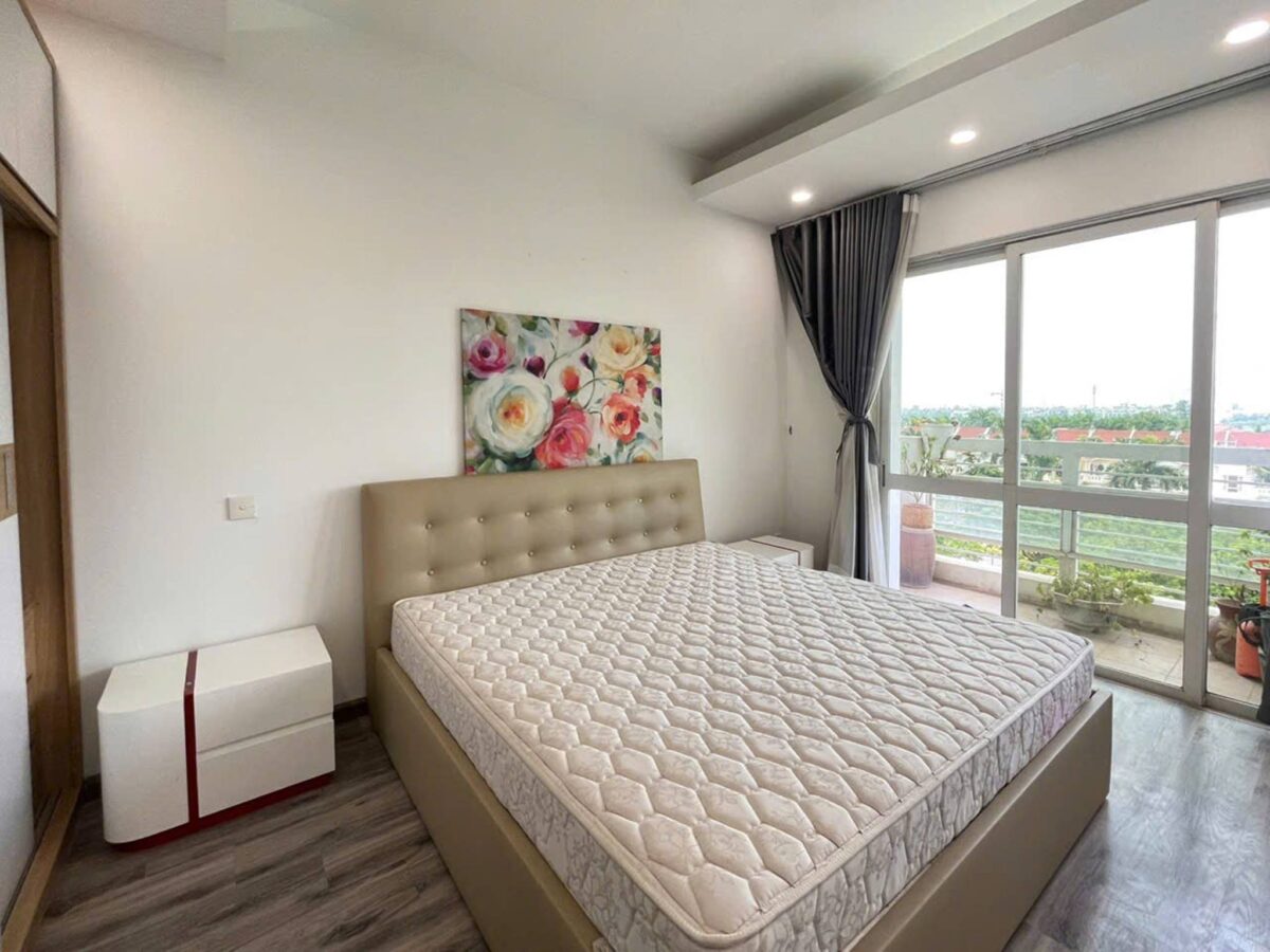 Cheap 3-bedroom apartment for rent at E5 Ciputra (10)