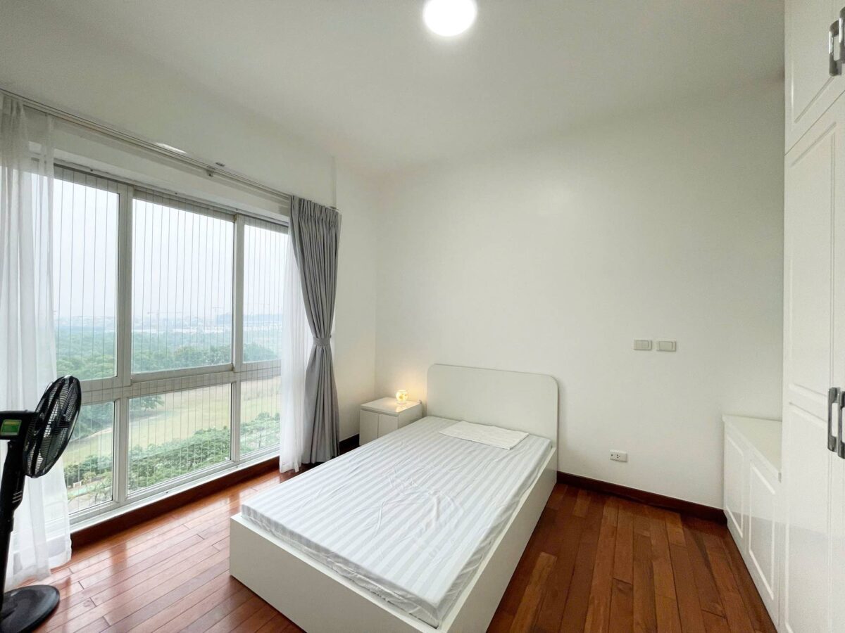 Enormous 4-bedroom apartment at P1 Ciputra for rent (13)