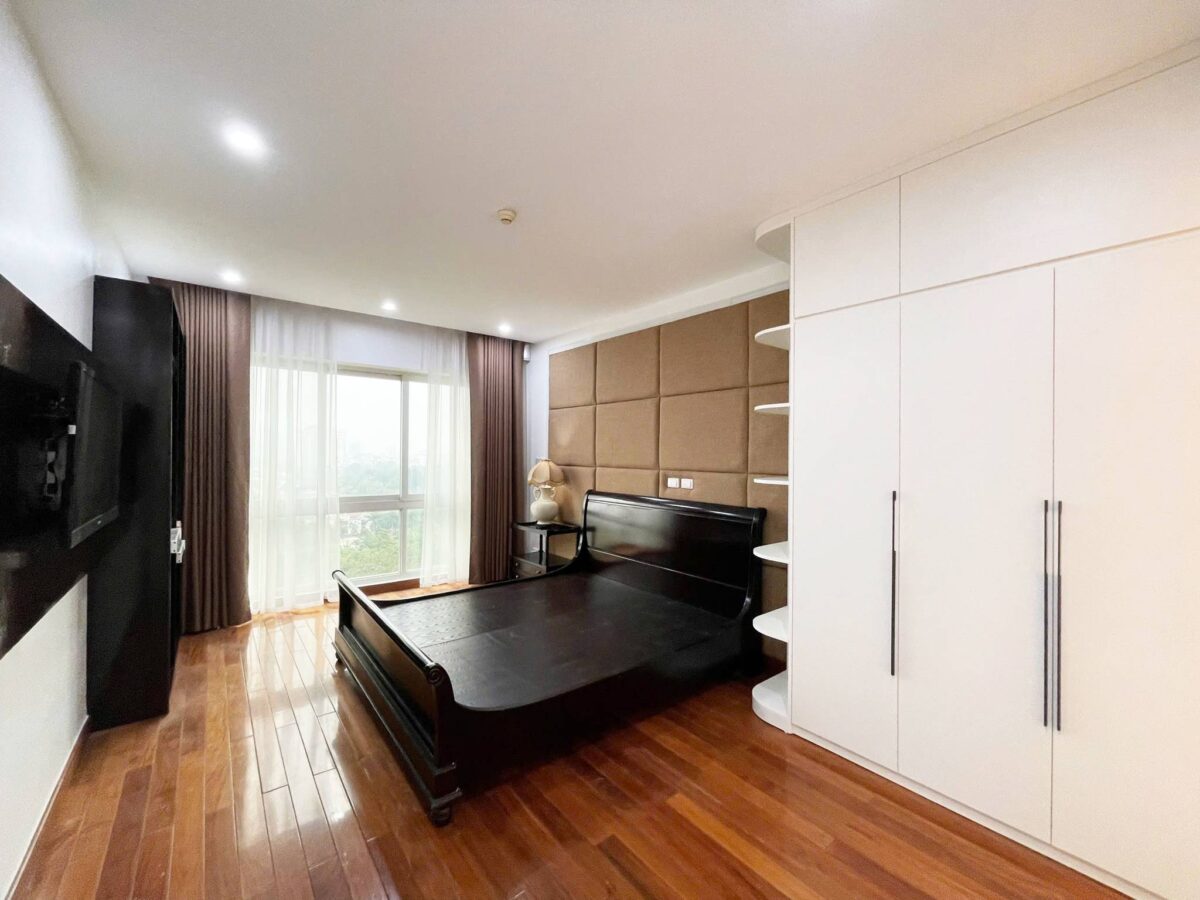 Enormous 4-bedroom apartment at P1 Ciputra for rent (15)