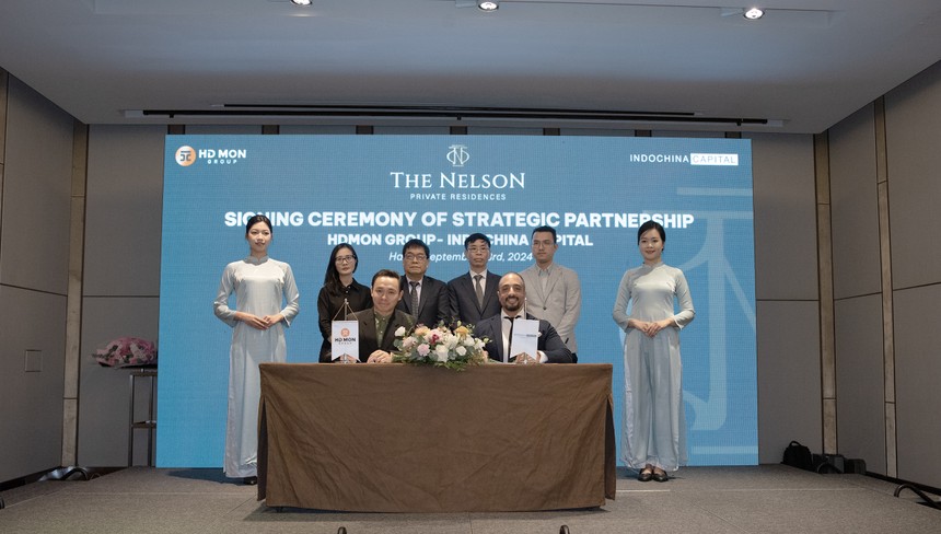 Representatives of HDMon Group and Indochina Capital at the signing ceremony