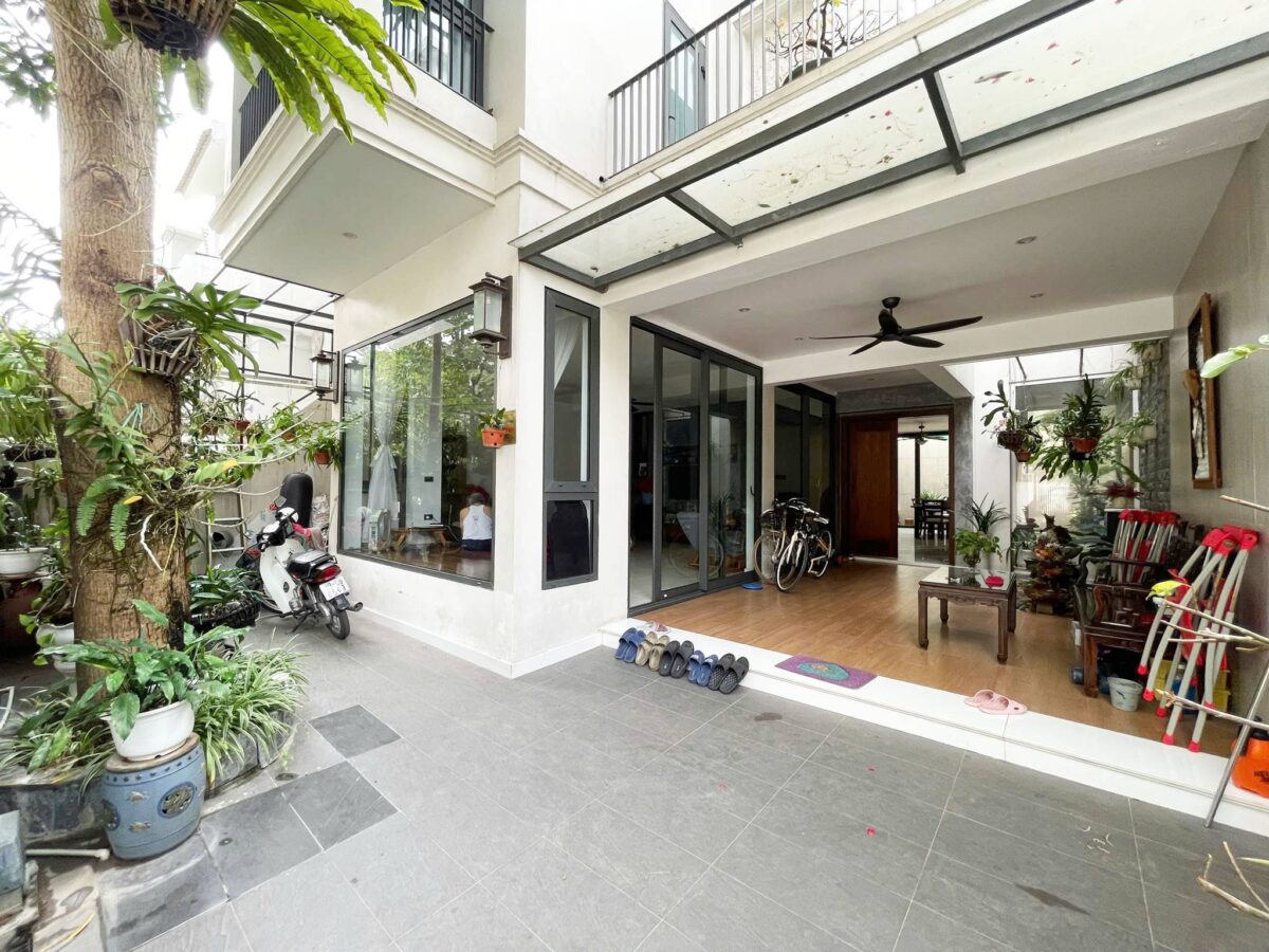 Spacious and luxurious garden villa in T8 Ciputra area for rent (1)