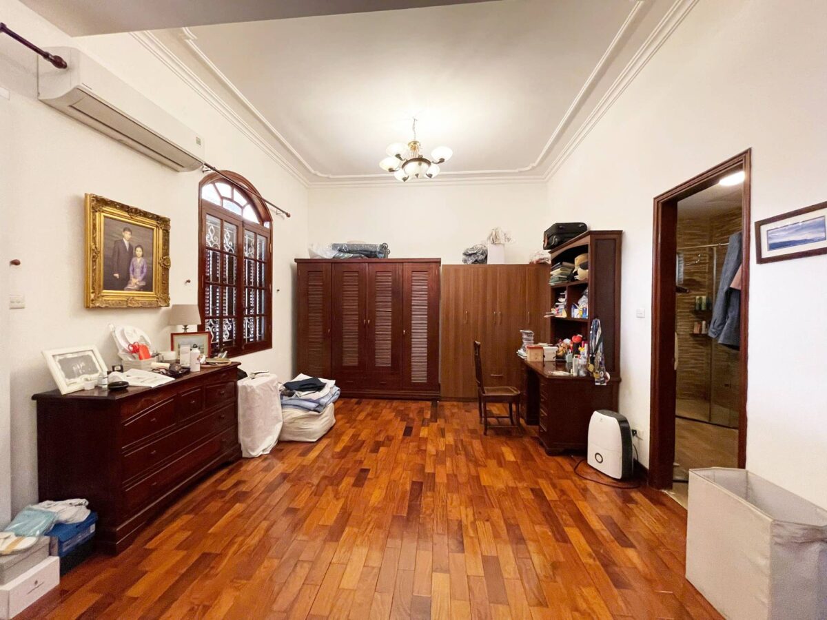 Ancient French villa for rent at Alley 11 To Ngoc Van, next to Quang An secondary school (15)