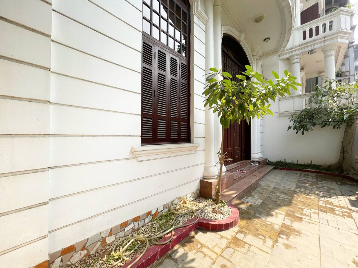 Ancient French villa for rent at Alley 11 To Ngoc Van, next to Quang An secondary school (2)