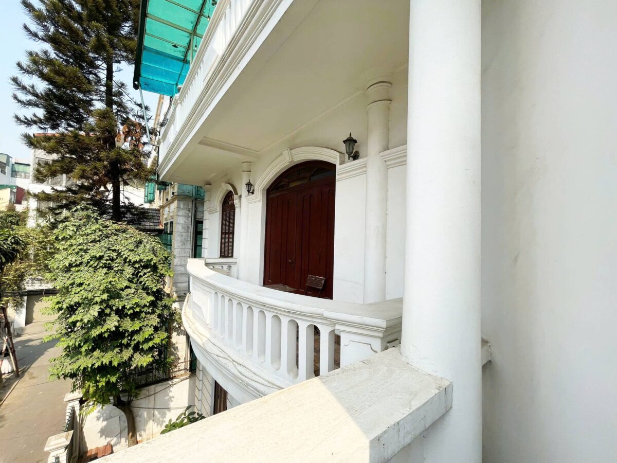 Ancient French villa for rent at Alley 11 To Ngoc Van, next to Quang An secondary school (20)