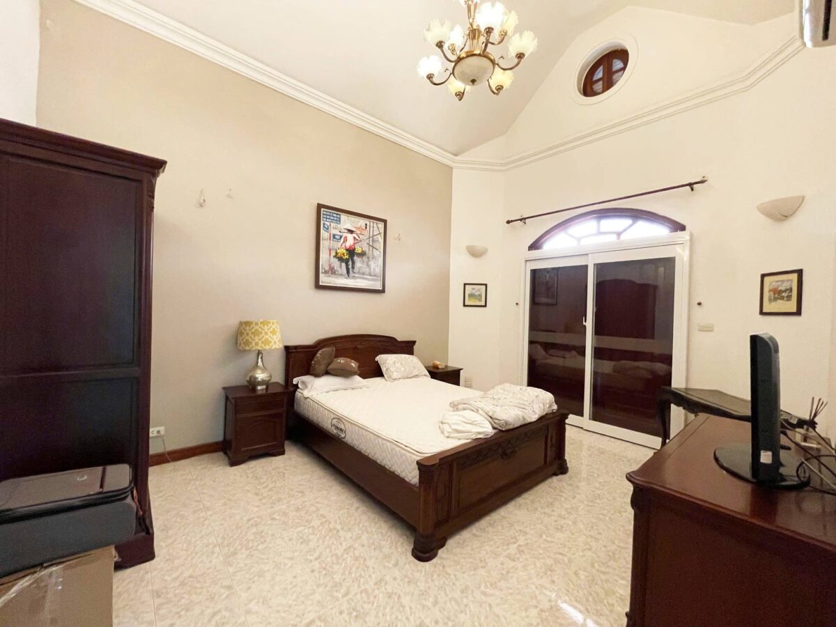 Ancient French villa for rent at Alley 11 To Ngoc Van, next to Quang An secondary school (24)