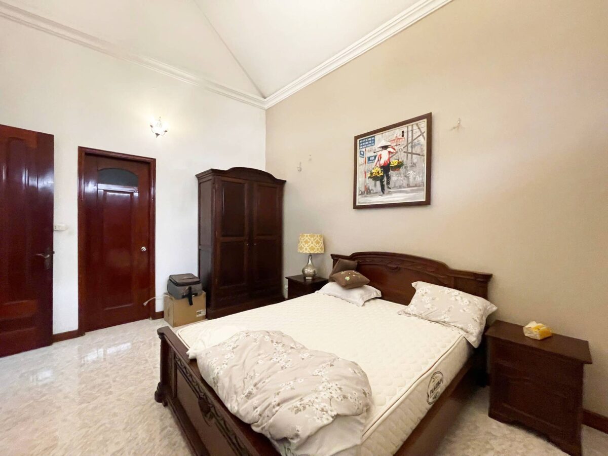 Ancient French villa for rent at Alley 11 To Ngoc Van, next to Quang An secondary school (25)