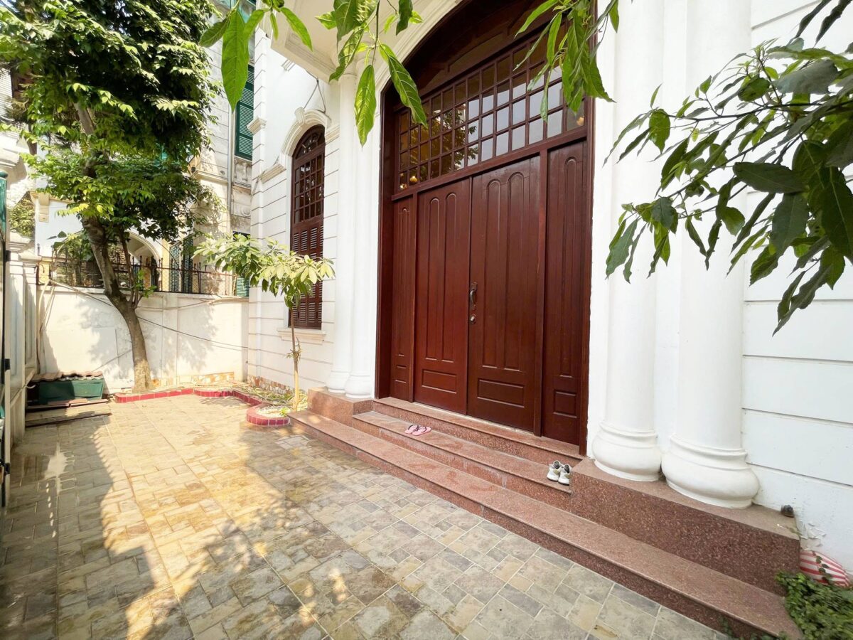 Ancient French villa for rent at Alley 11 To Ngoc Van, next to Quang An secondary school (3)