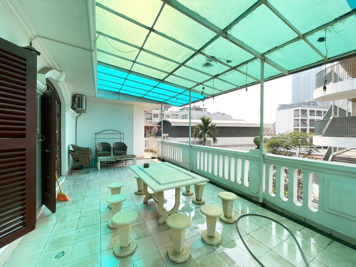 Ancient French villa for rent at Alley 11 To Ngoc Van, next to Quang An secondary school (30)