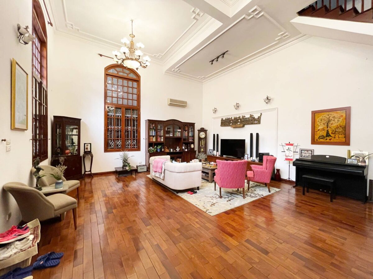 Ancient French villa for rent at Alley 11 To Ngoc Van, next to Quang An secondary school (9)