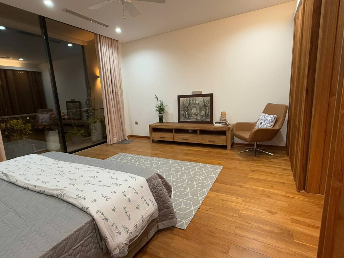 Excellent 270m2 island villa with river view for rent at Ecopark (14)
