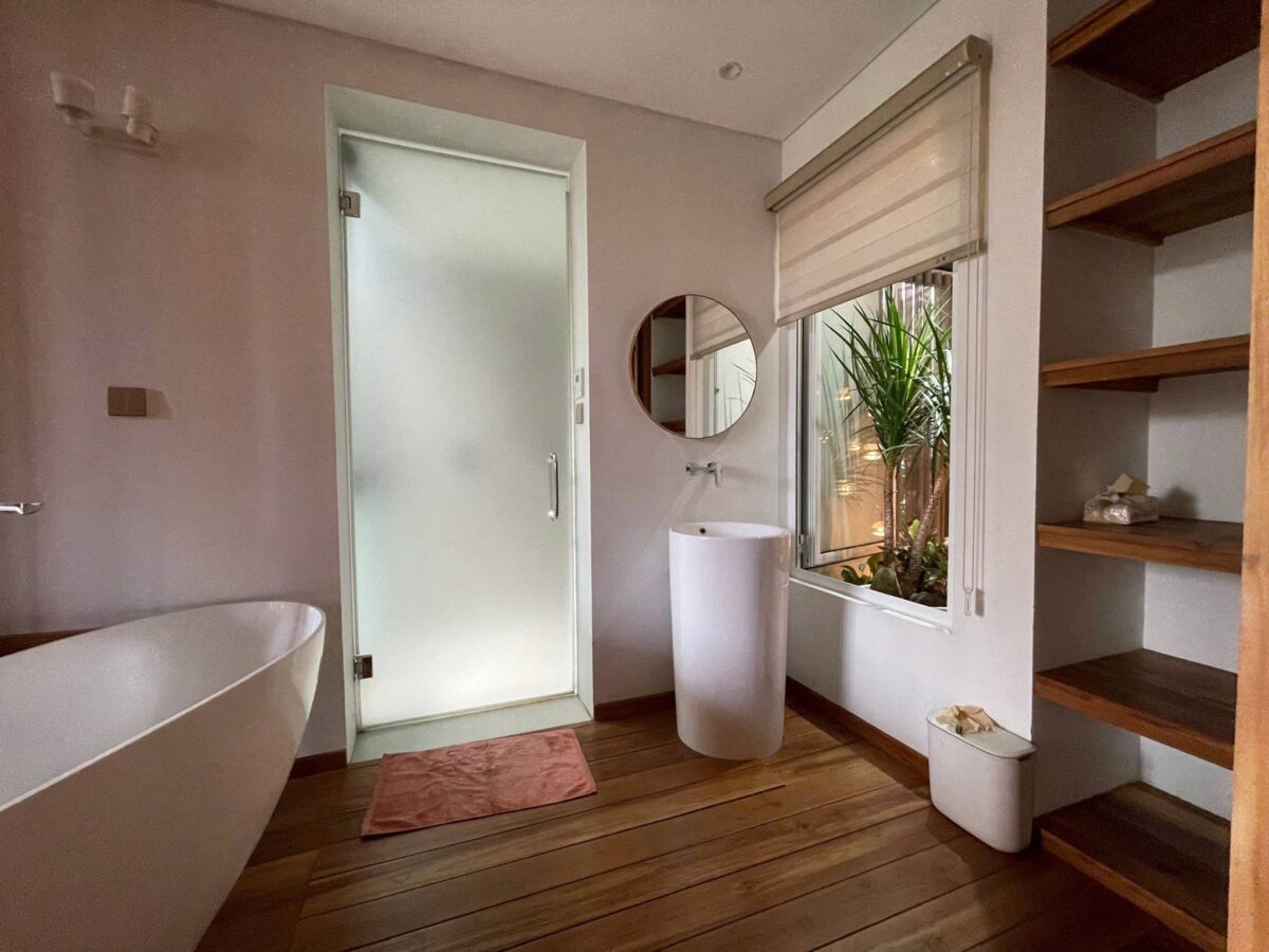 Excellent 270m2 island villa with river view for rent at Ecopark (17)