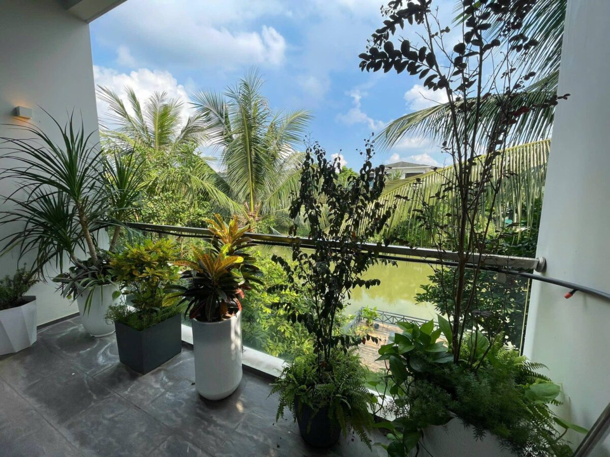 Excellent 270m2 island villa with river view for rent at Ecopark (19)