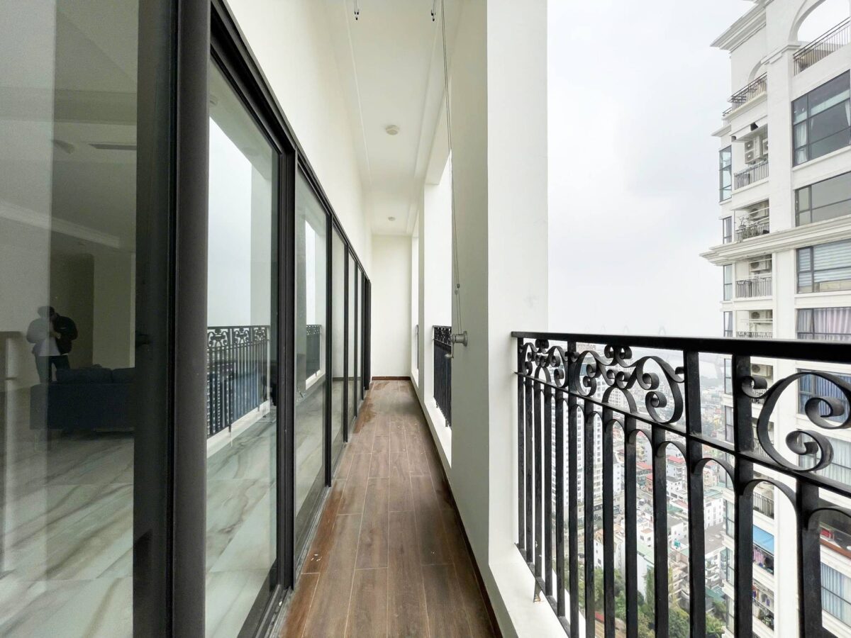 High-end 4-bedroom penthouse for rent at Sunshine Riverside (27)