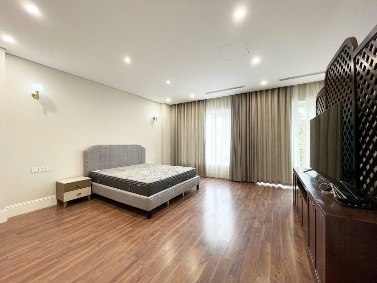Neo-classical 4BHK villa in Ciputra for rent (18)
