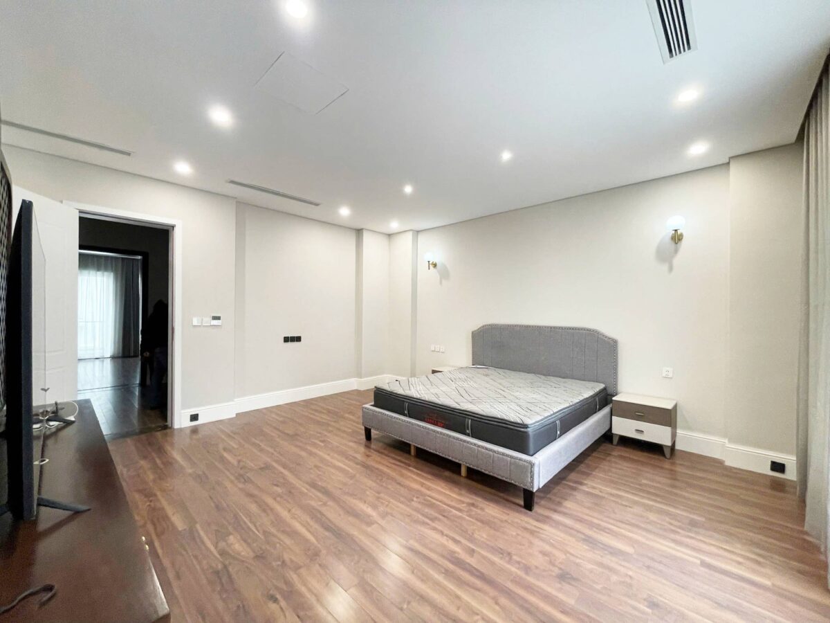 Neo-classical 4BHK villa in Ciputra for rent (20)