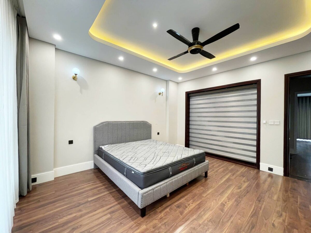 Neo-classical 4BHK villa in Ciputra for rent (23)