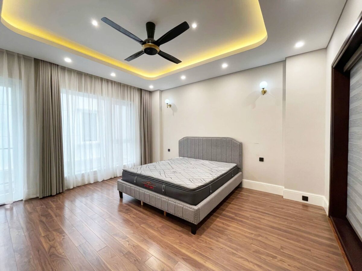 Neo-classical 4BHK villa in Ciputra for rent (24)