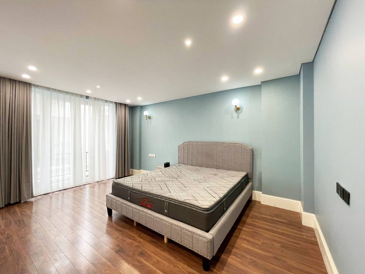 Neo-classical 4BHK villa in Ciputra for rent (27)