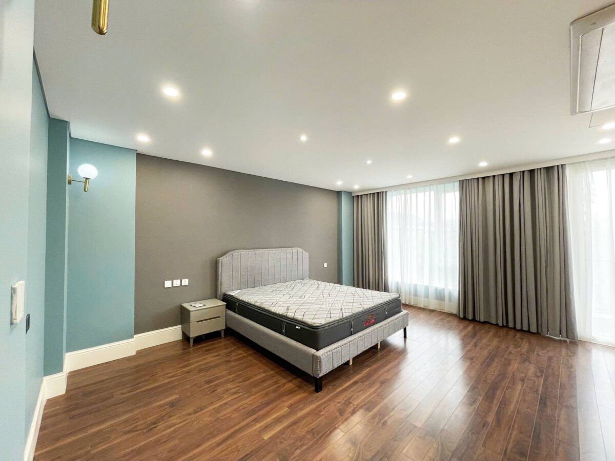 Neo-classical 4BHK villa in Ciputra for rent (32)