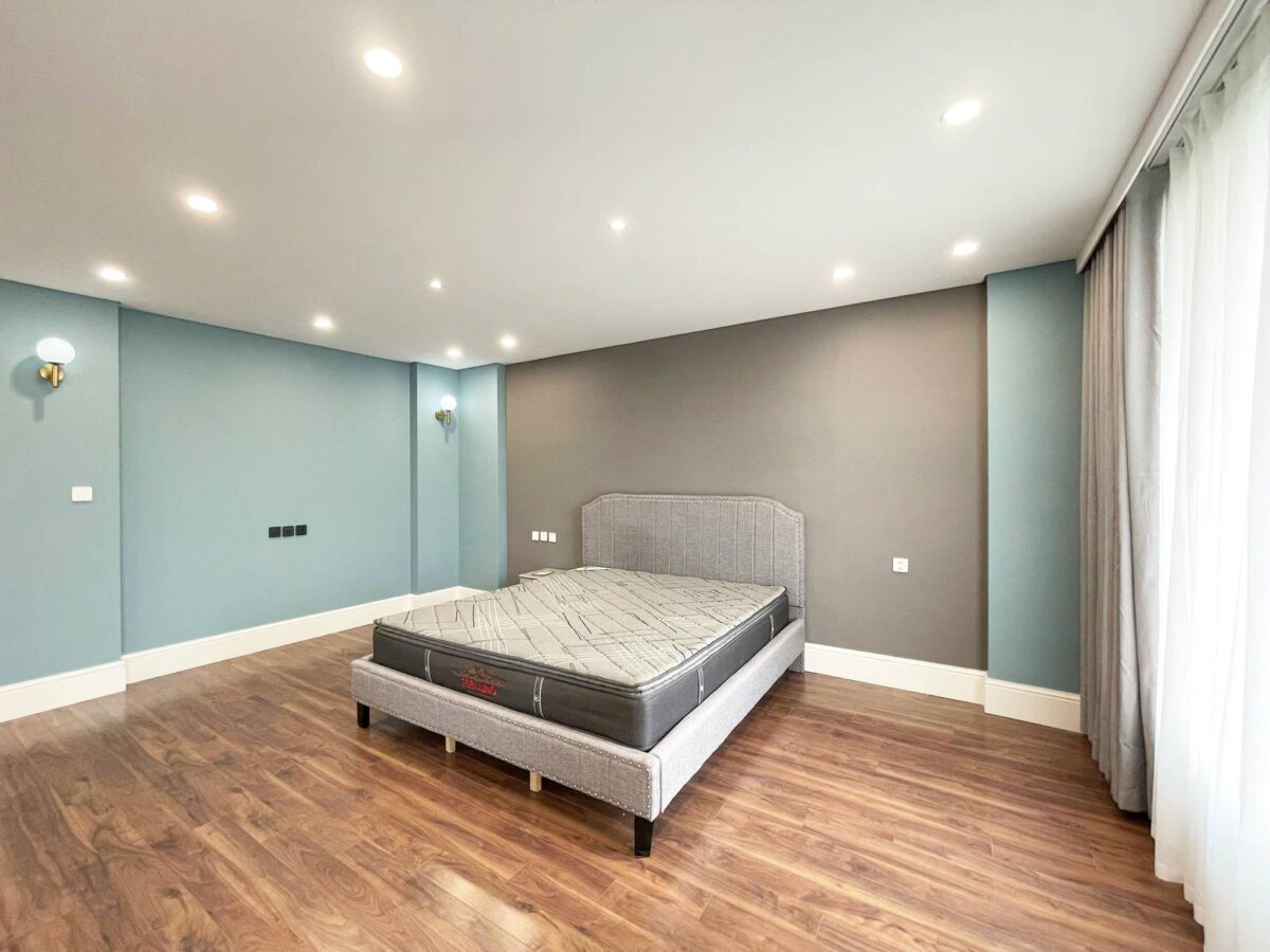 Neo-classical 4BHK villa in Ciputra for rent (34)