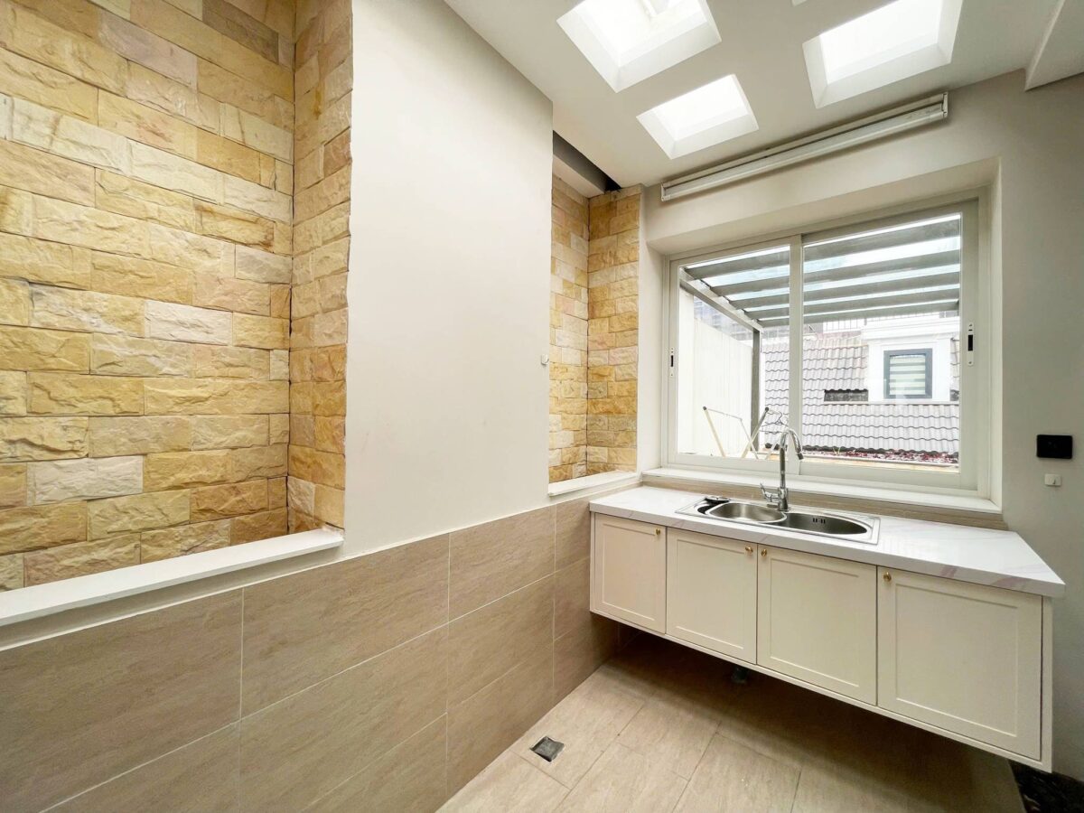 Neo-classical 4BHK villa in Ciputra for rent (40)