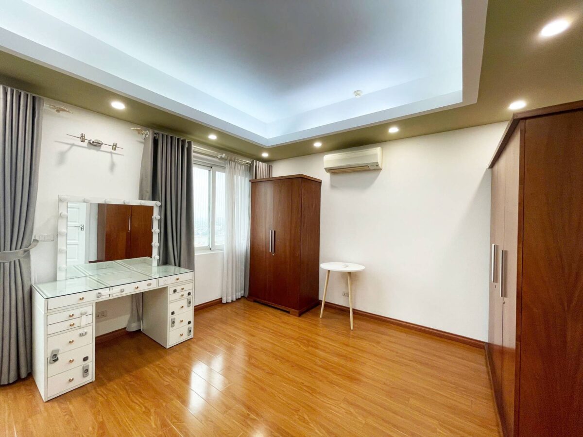 Cheap 3-bedroom 154-SQM apartment at E4 Ciputra for rent (10)