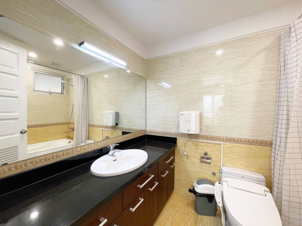 Cheap 3-bedroom 154-SQM apartment at E4 Ciputra for rent (11)