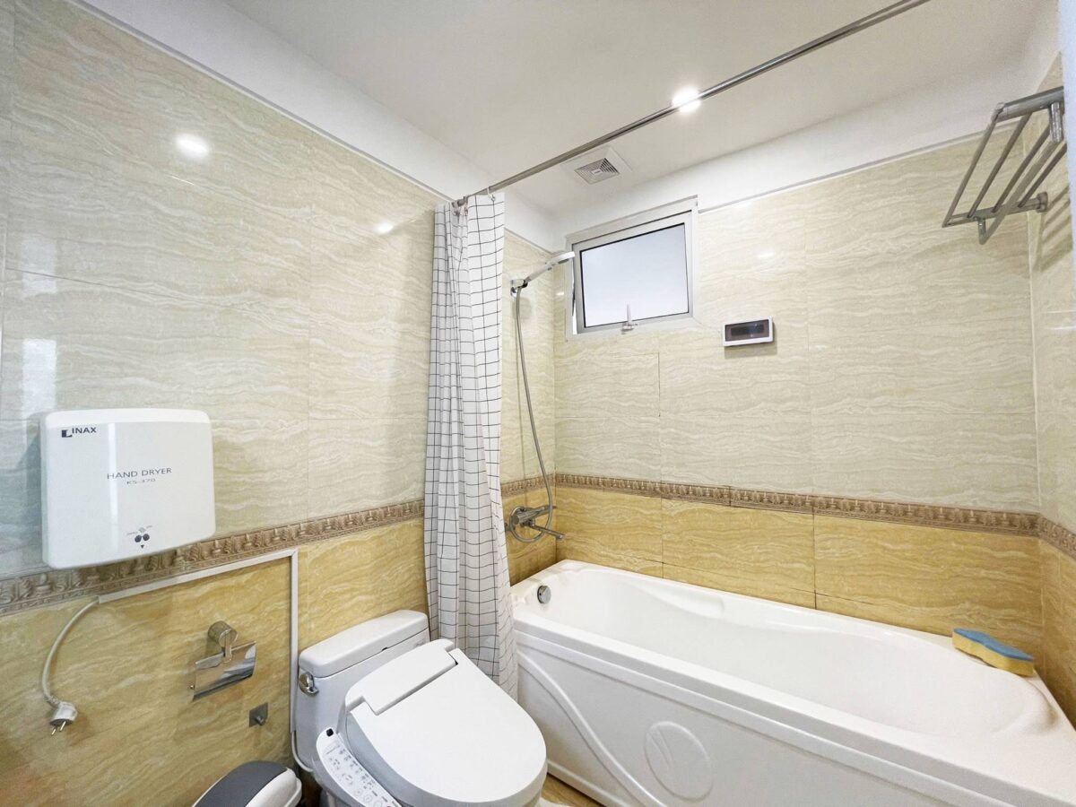 Cheap 3-bedroom 154-SQM apartment at E4 Ciputra for rent (12)