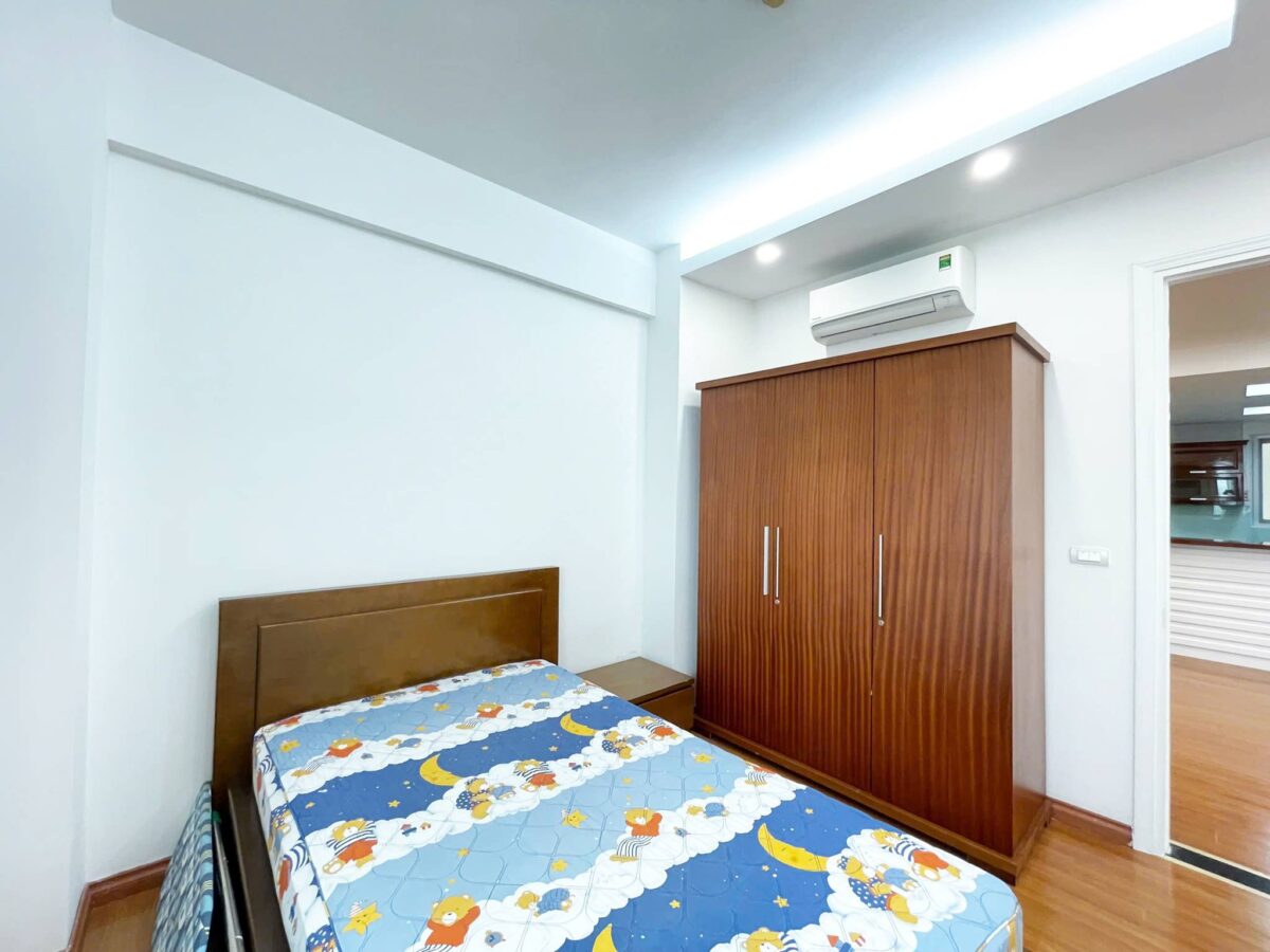 Cheap 3-bedroom 154-SQM apartment at E4 Ciputra for rent (14)