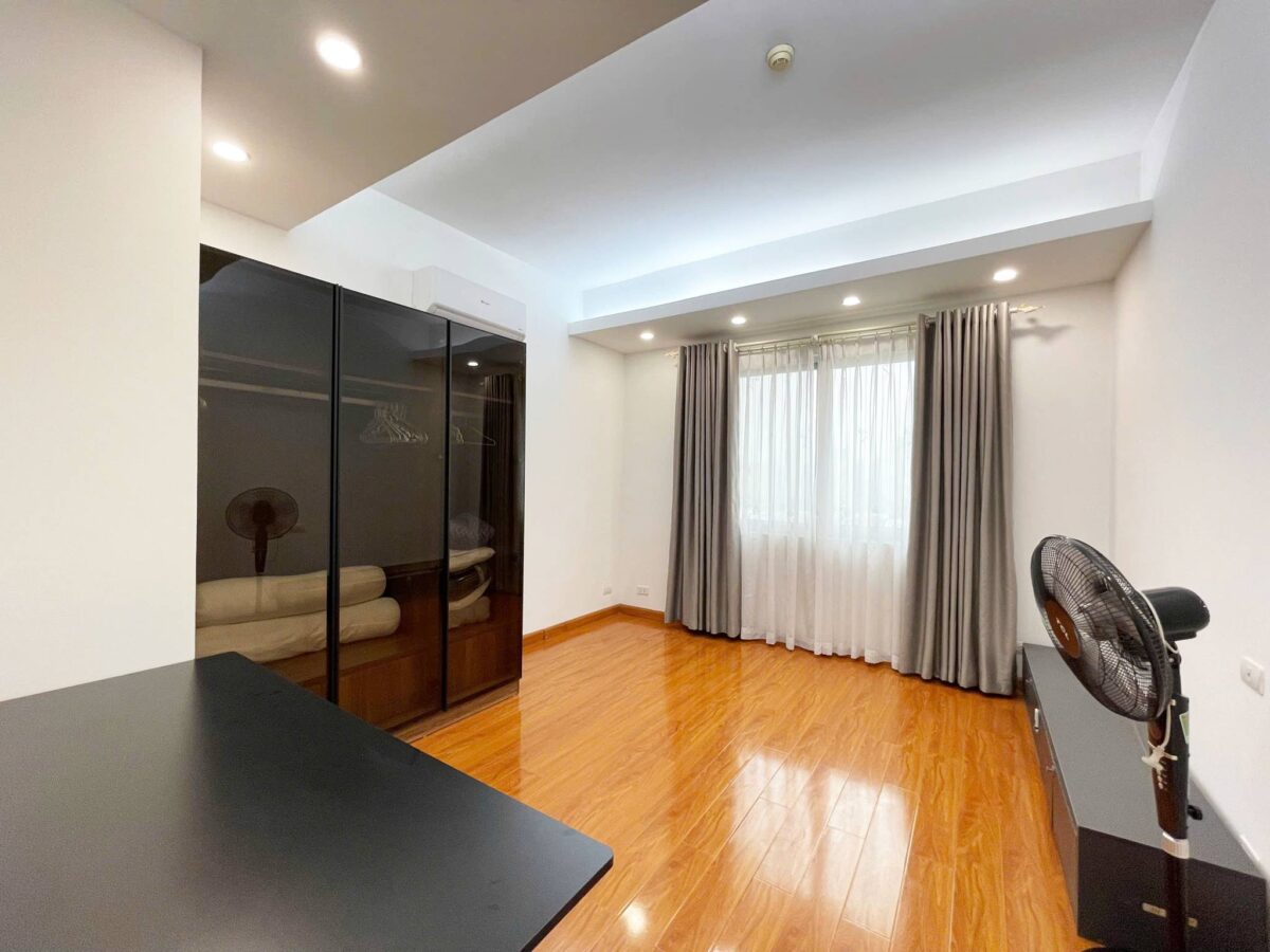 Cheap 3-bedroom 154-SQM apartment at E4 Ciputra for rent (15)