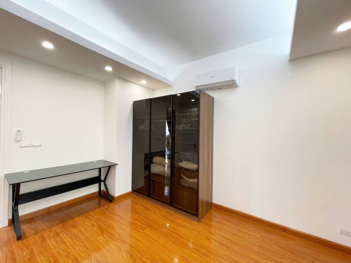 Cheap 3-bedroom 154-SQM apartment at E4 Ciputra for rent (16)