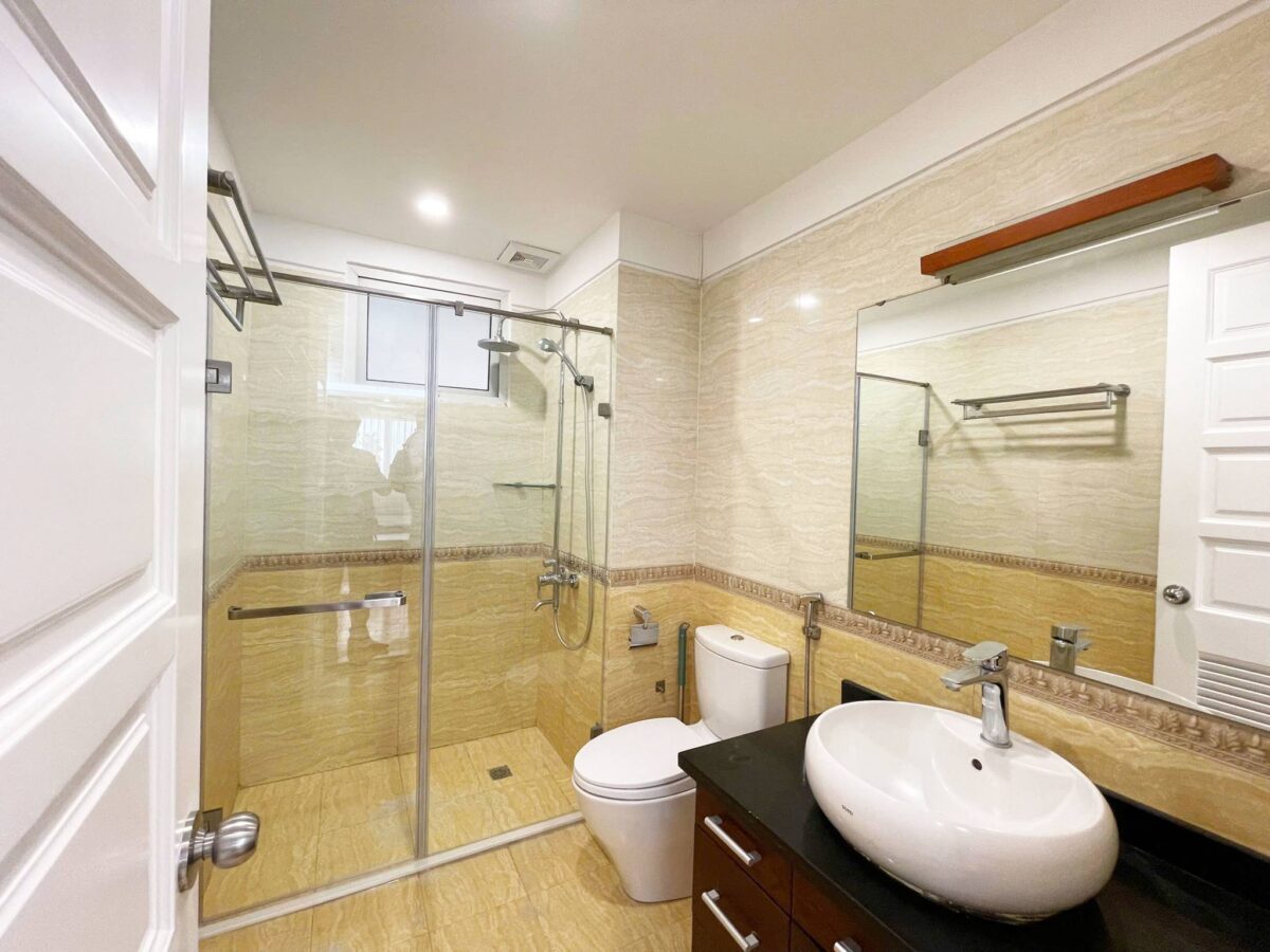 Cheap 3-bedroom 154-SQM apartment at E4 Ciputra for rent (17)