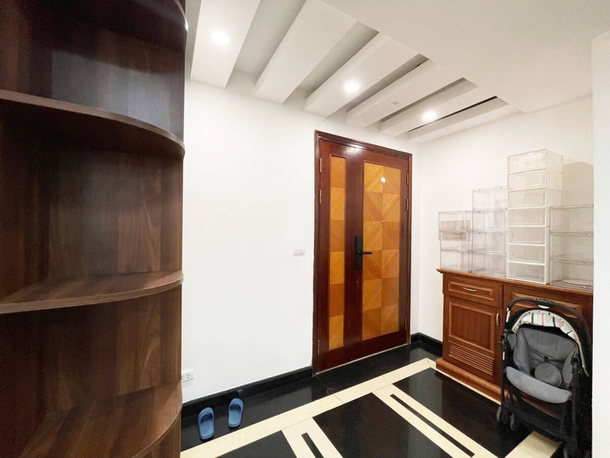 Cheap 3-bedroom 154-SQM apartment at E4 Ciputra for rent (18)