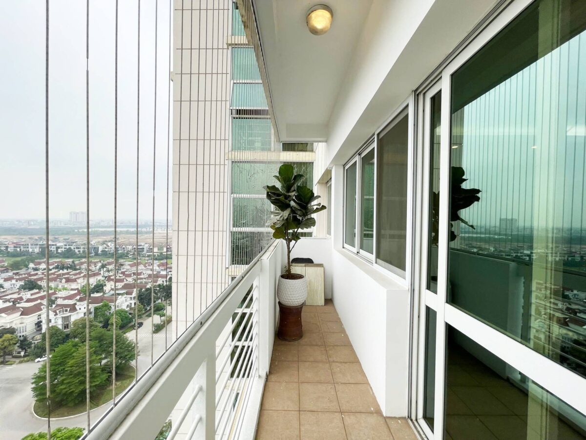 Cheap 3-bedroom 154-SQM apartment at E4 Ciputra for rent (19)