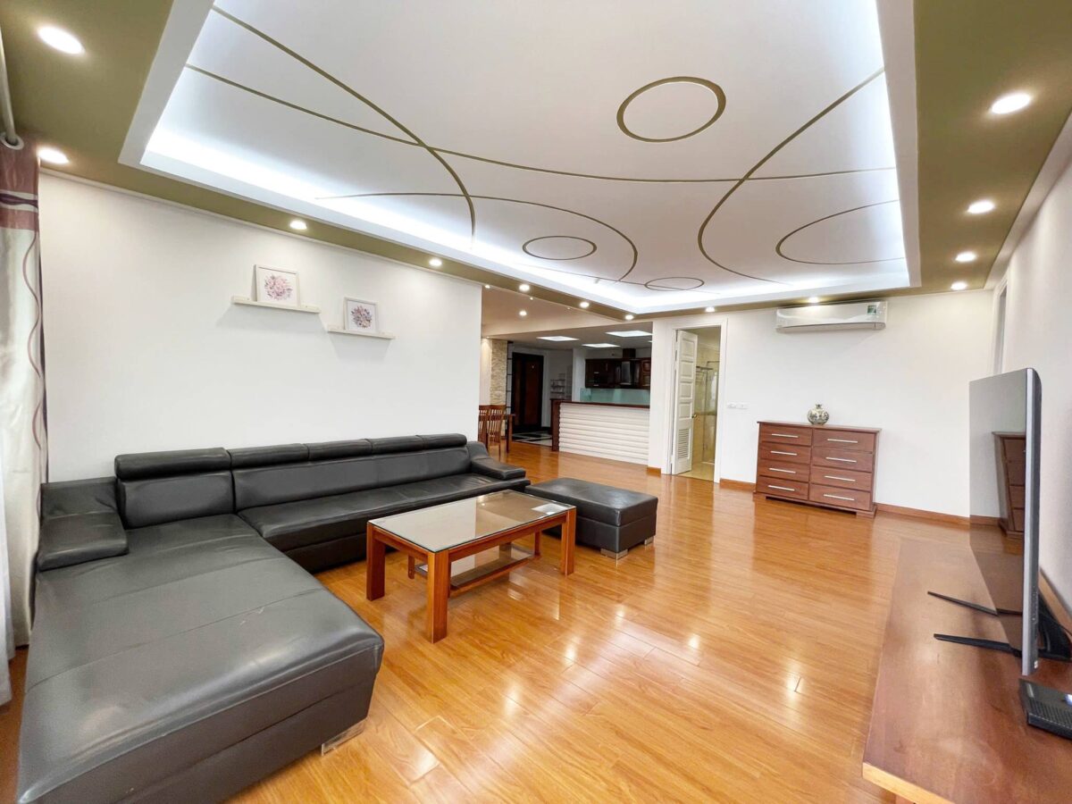 Cheap 3-bedroom 154-SQM apartment at E4 Ciputra for rent (4)