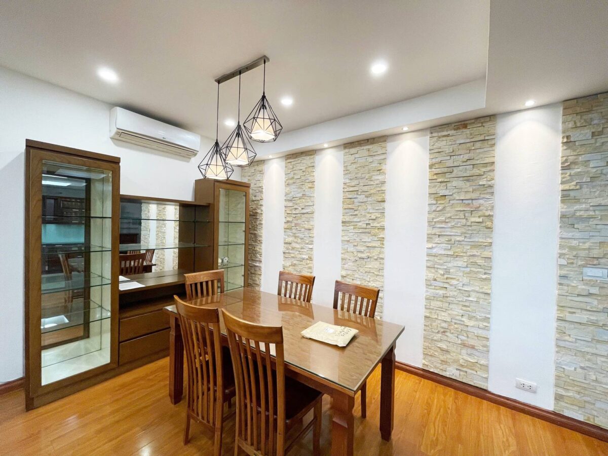 Cheap 3-bedroom 154-SQM apartment at E4 Ciputra for rent (6)