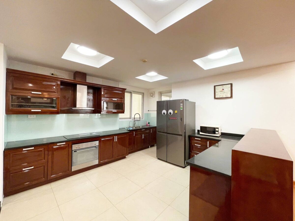 Cheap 3-bedroom 154-SQM apartment at E4 Ciputra for rent (7)
