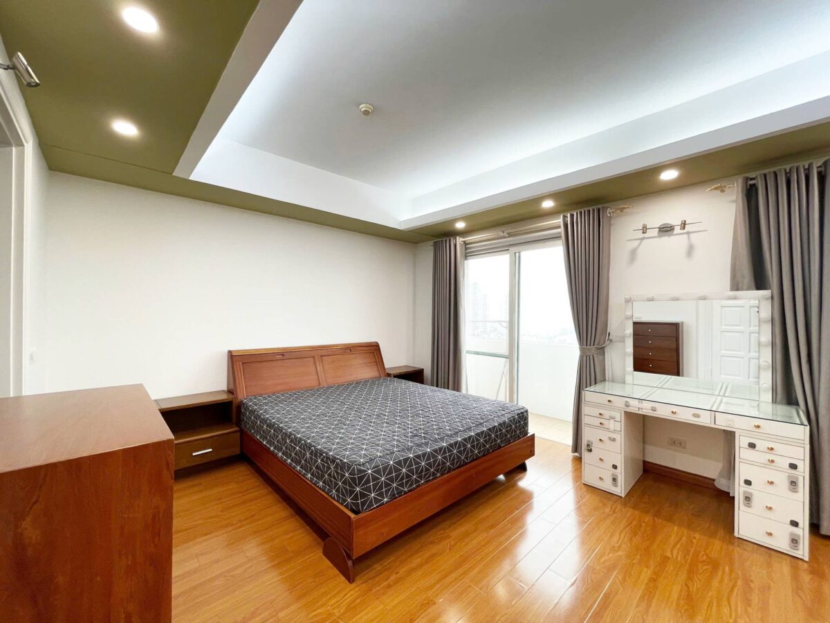 Cheap 3-bedroom 154-SQM apartment at E4 Ciputra for rent (8)