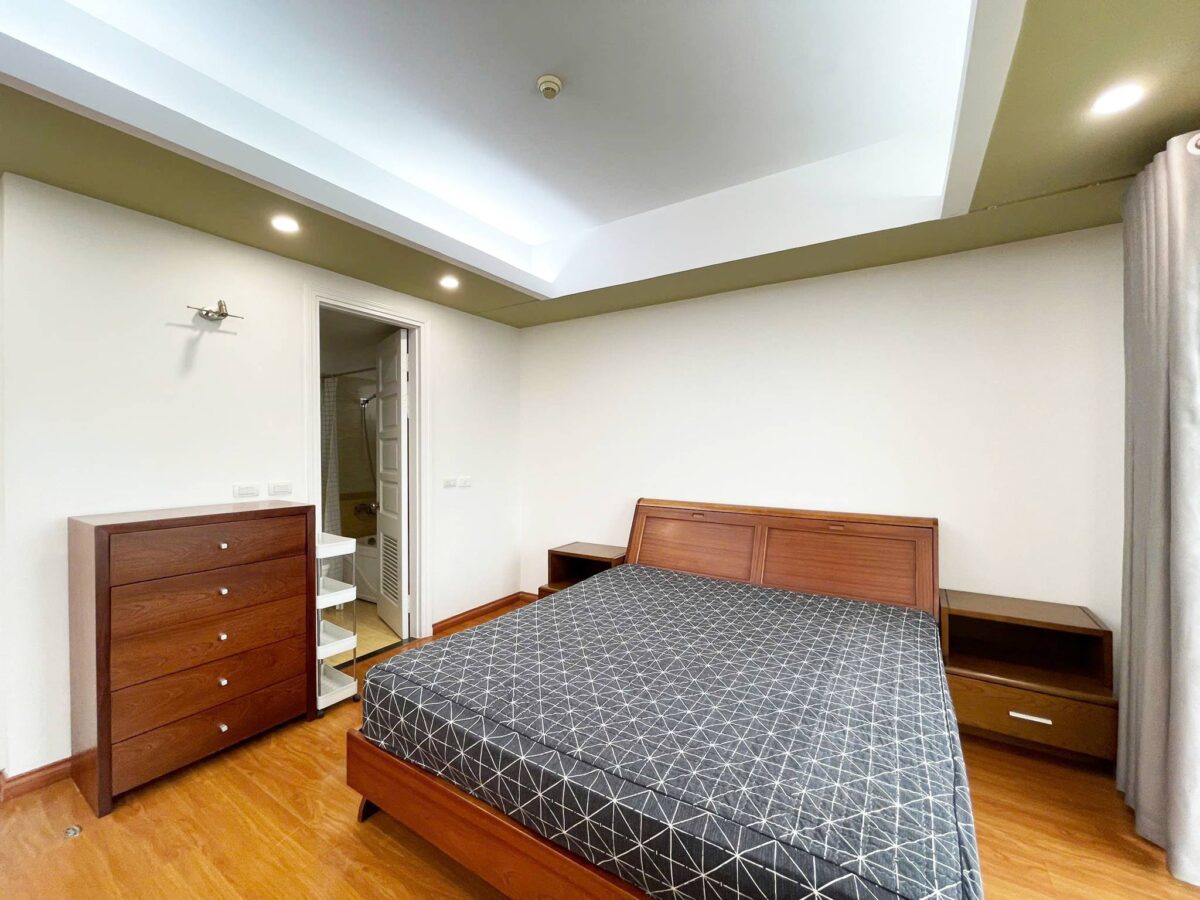 Cheap 3-bedroom 154-SQM apartment at E4 Ciputra for rent (9)