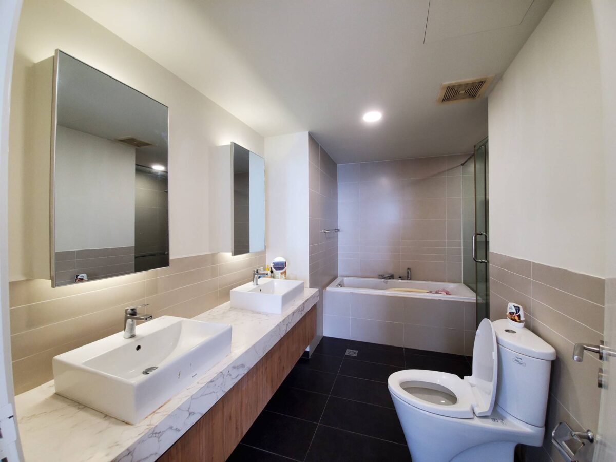 Beautiful lake-view 3BRs apartment for rent at Watermark Tay Ho (7)