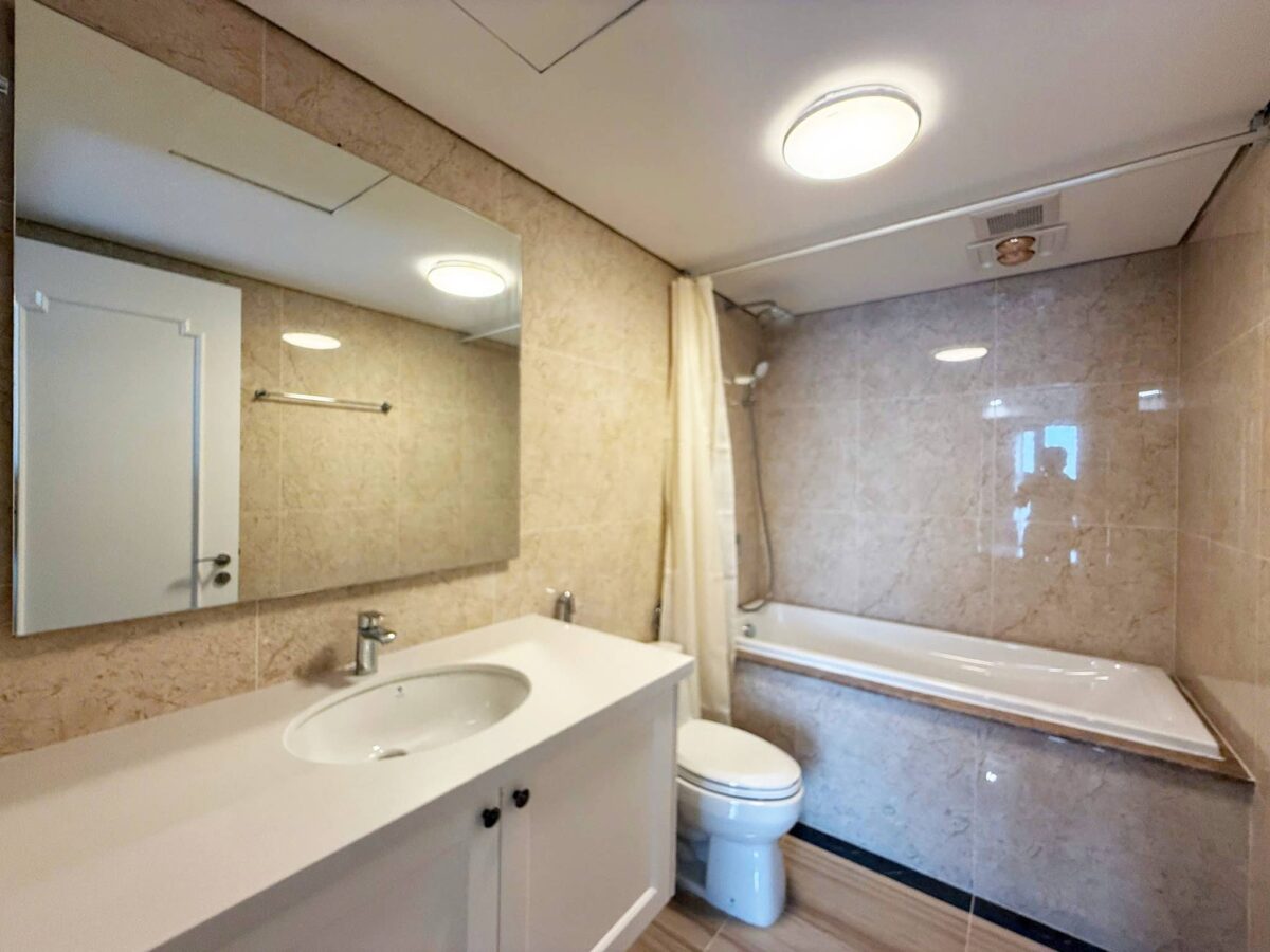 Brand-new & Elegant 2-bedroom apartment for rent at D' Le Roi Soleil (12)