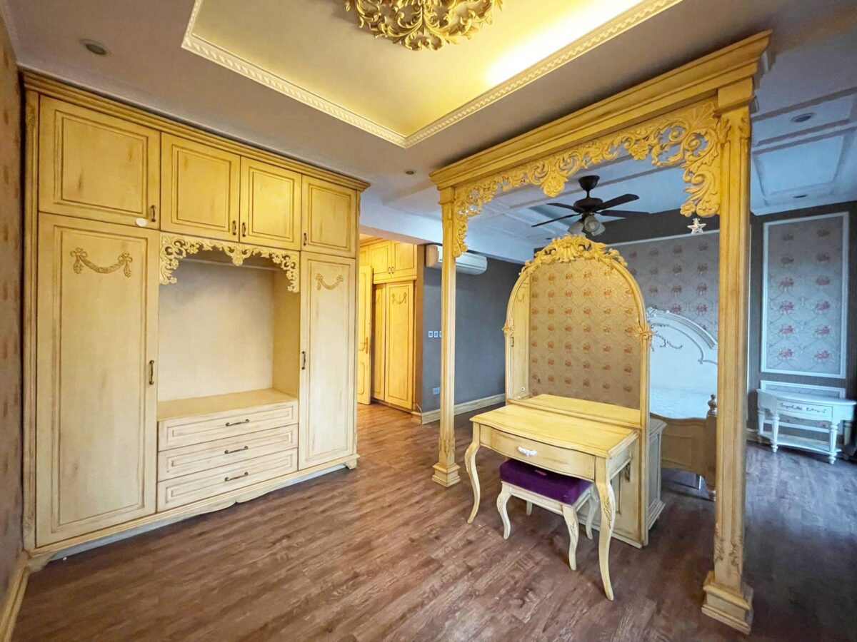 Classic-style 2-bedroom 154-SQM apartment for rent at The Link Ciputra (15)