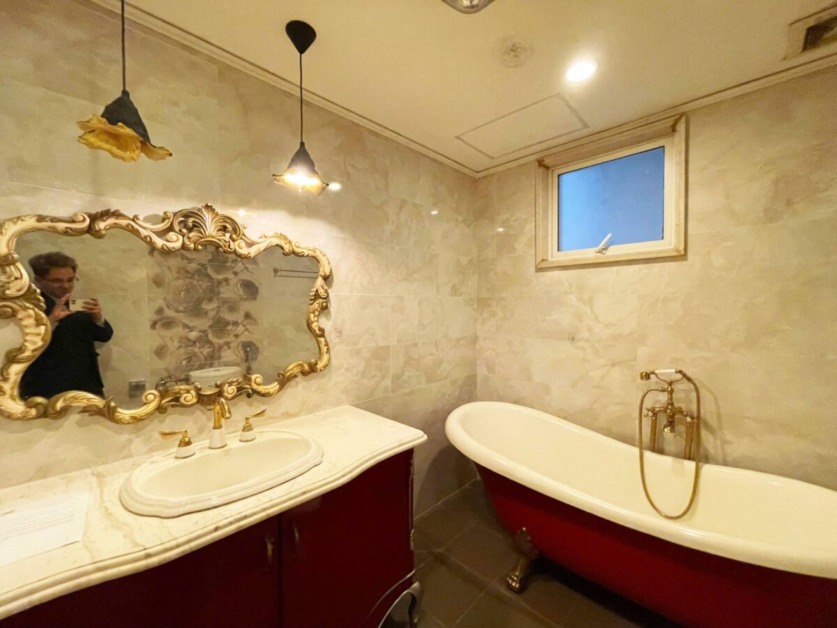 Classic-style 2-bedroom 154-SQM apartment for rent at The Link Ciputra (16)