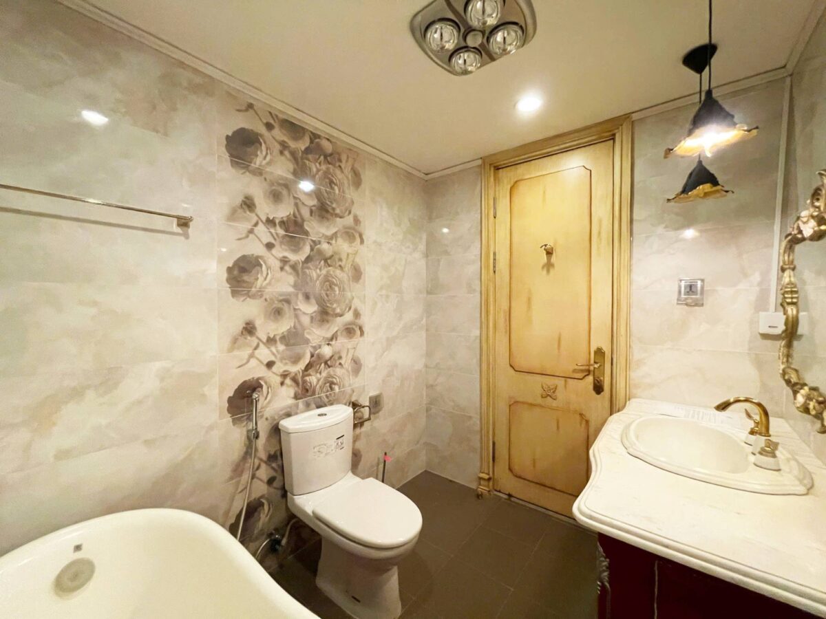 Classic-style 2-bedroom 154-SQM apartment for rent at The Link Ciputra (17)
